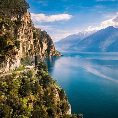 Sky&Pool Dom Apartment Riva del Garda Bagian luar foto