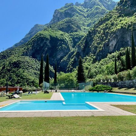 Sky&Pool Dom Apartment Riva del Garda Bagian luar foto