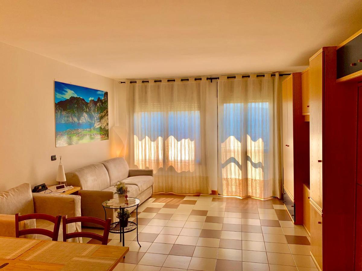 Sky&Pool Dom Apartment Riva del Garda Bagian luar foto