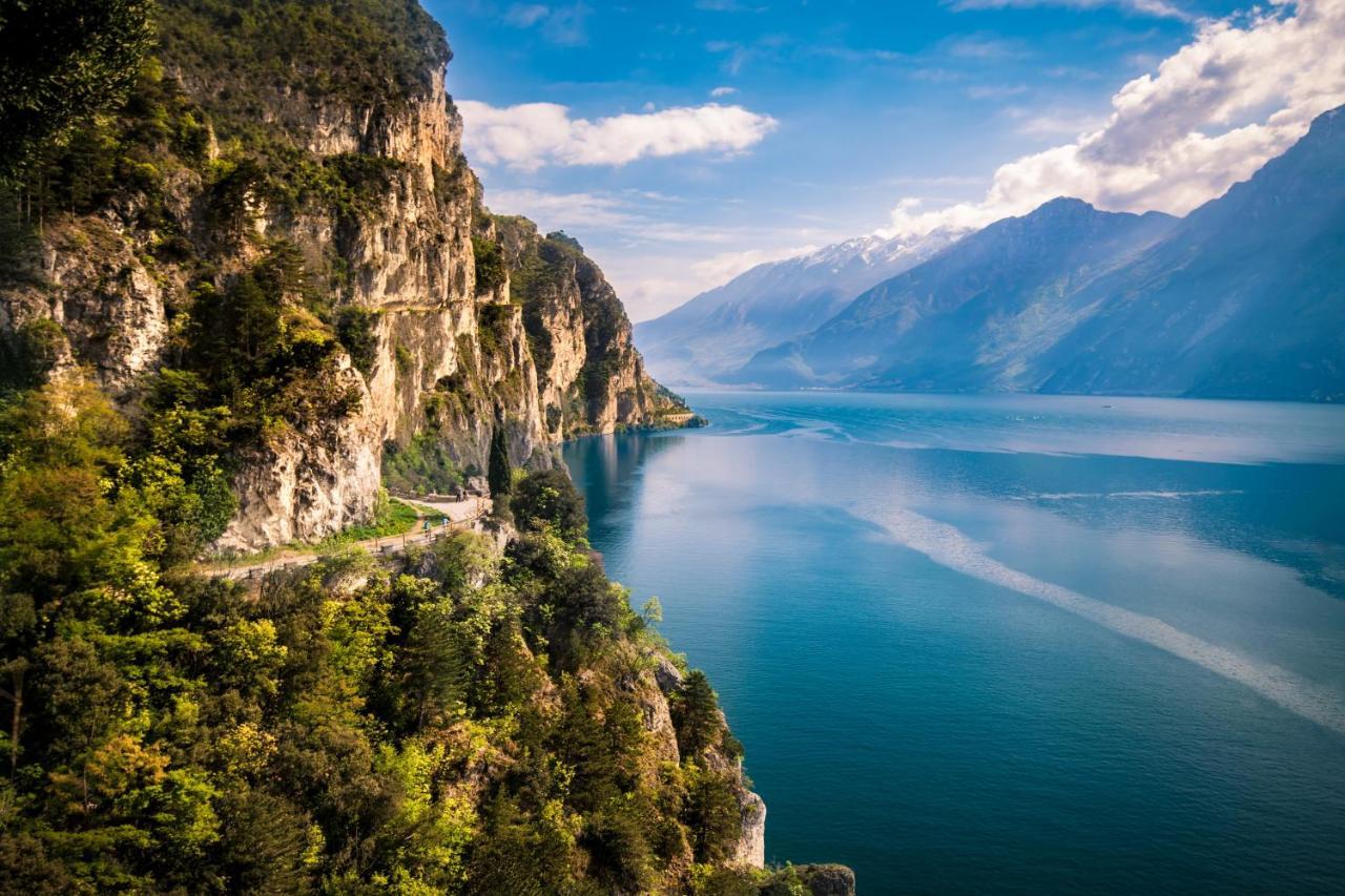 Sky&Pool Dom Apartment Riva del Garda Bagian luar foto
