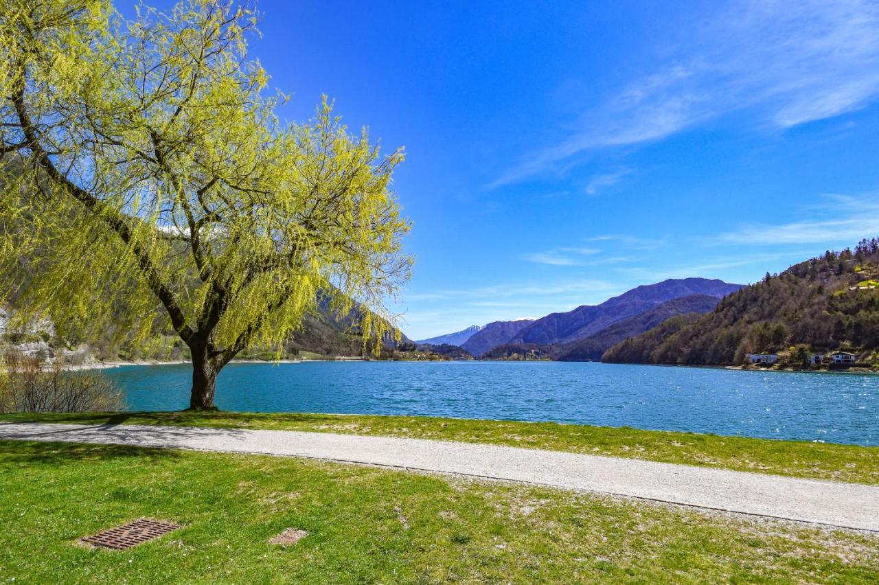 Sky&Pool Dom Apartment Riva del Garda Bagian luar foto
