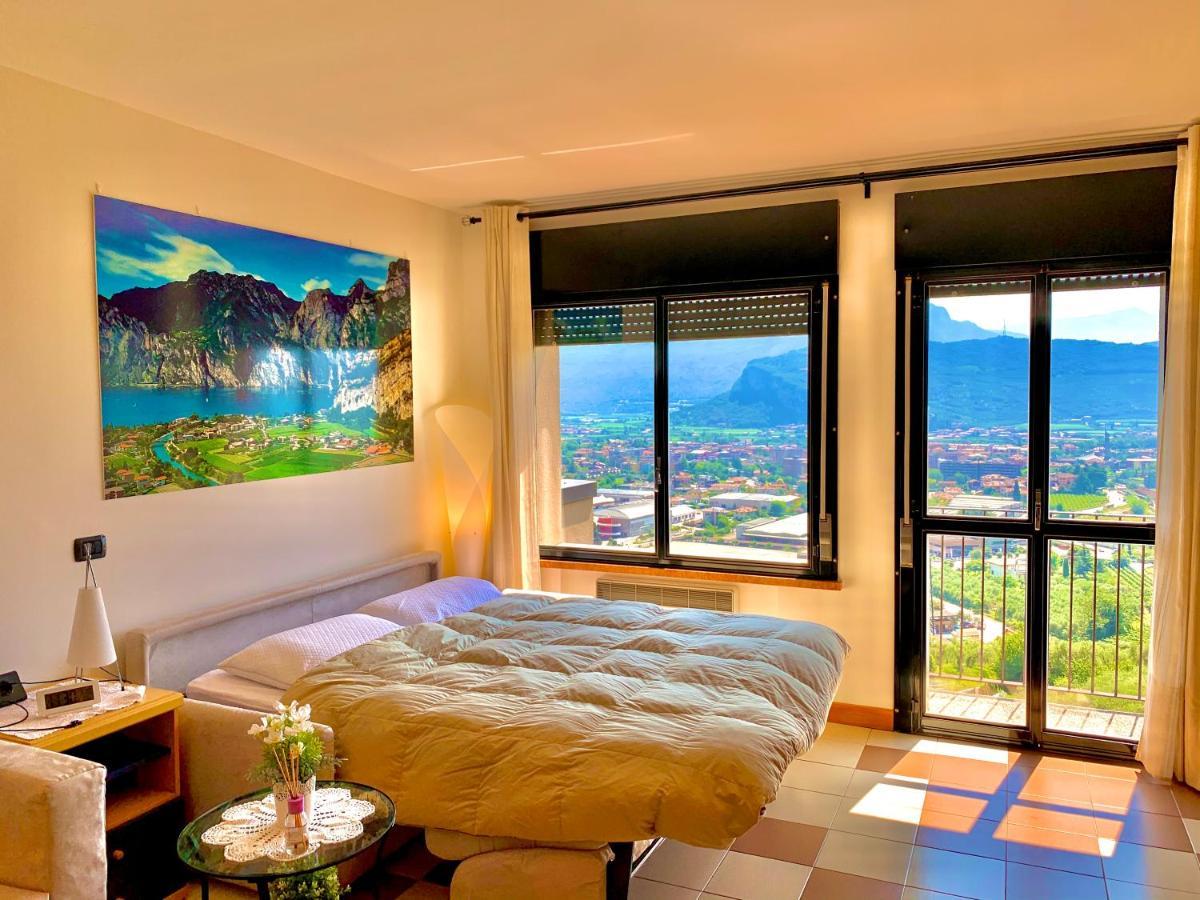 Sky&Pool Dom Apartment Riva del Garda Bagian luar foto