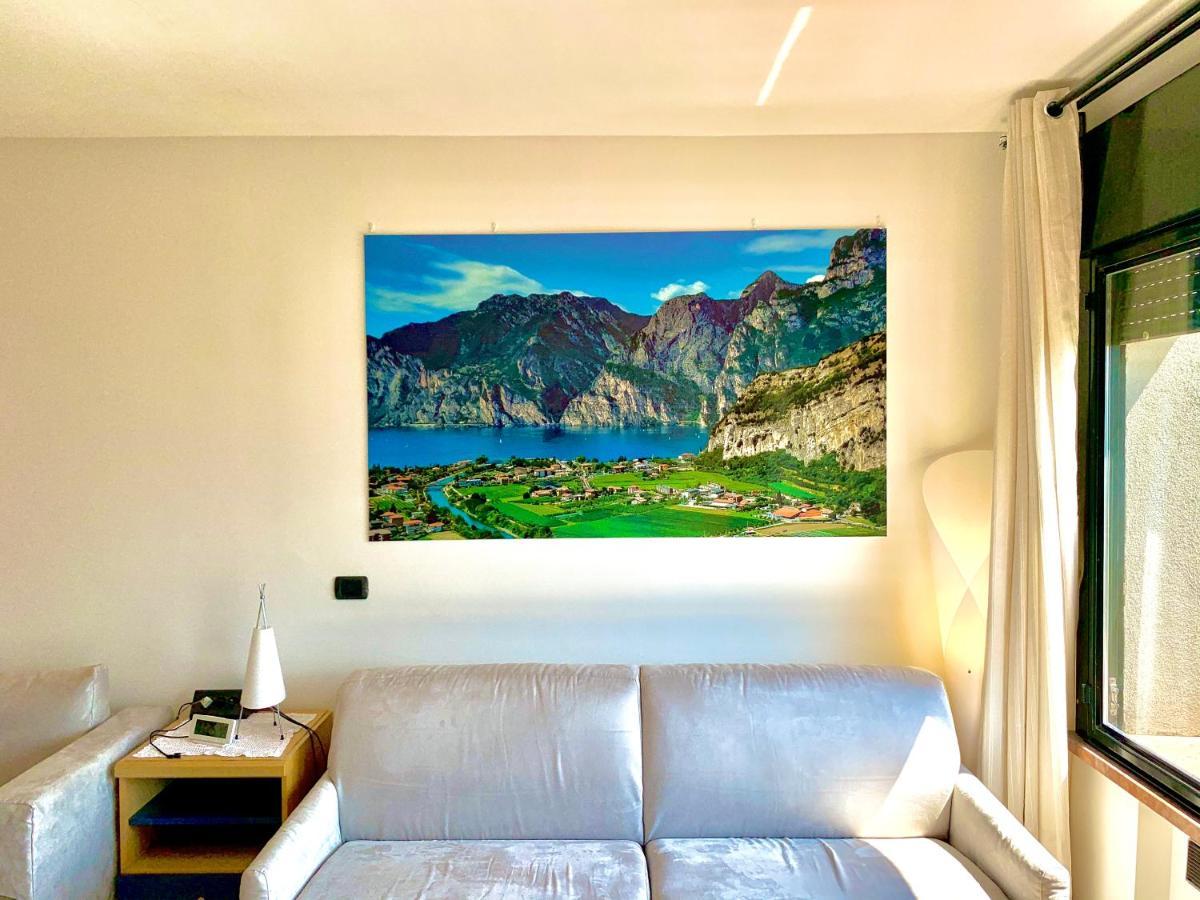 Sky&Pool Dom Apartment Riva del Garda Bagian luar foto