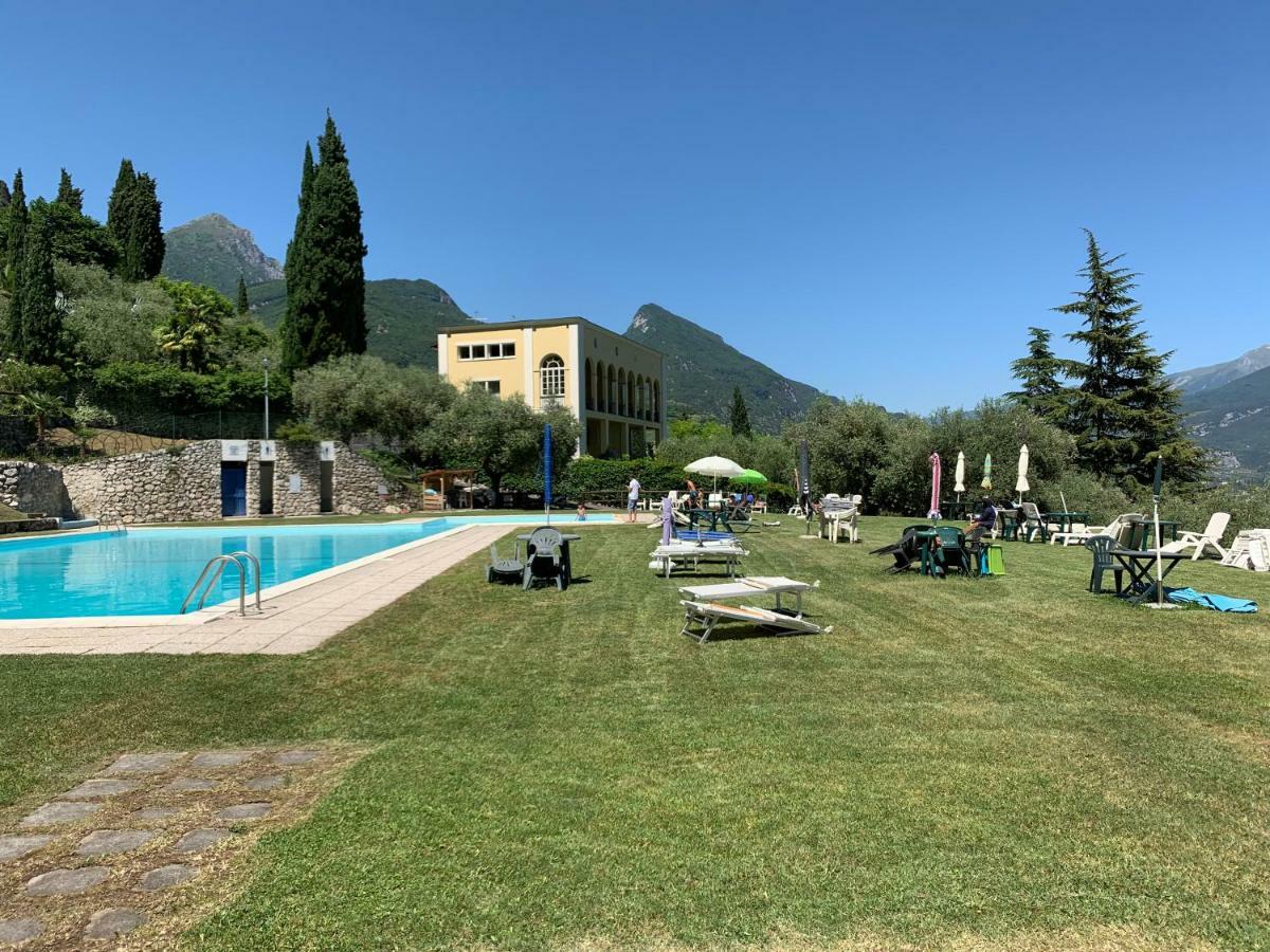 Sky&Pool Dom Apartment Riva del Garda Bagian luar foto