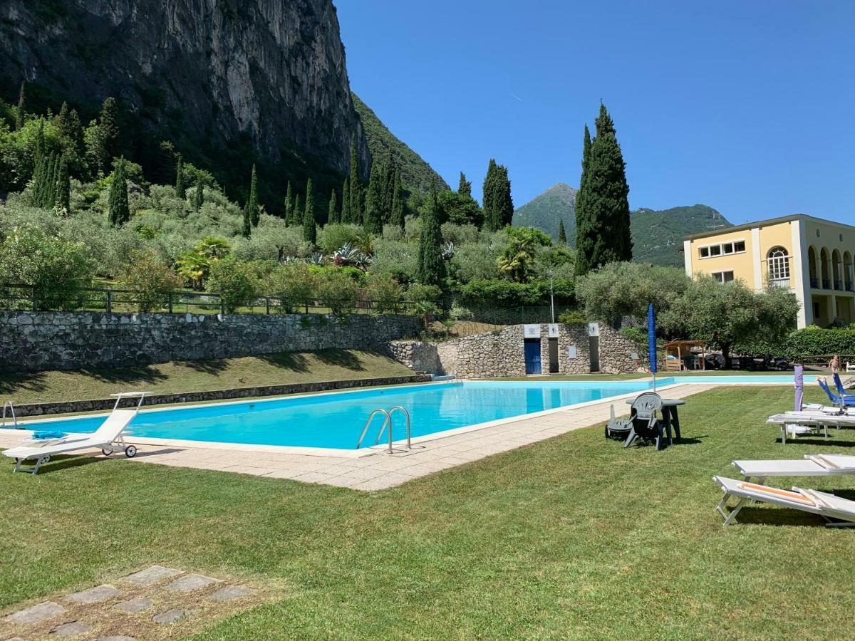 Sky&Pool Dom Apartment Riva del Garda Bagian luar foto