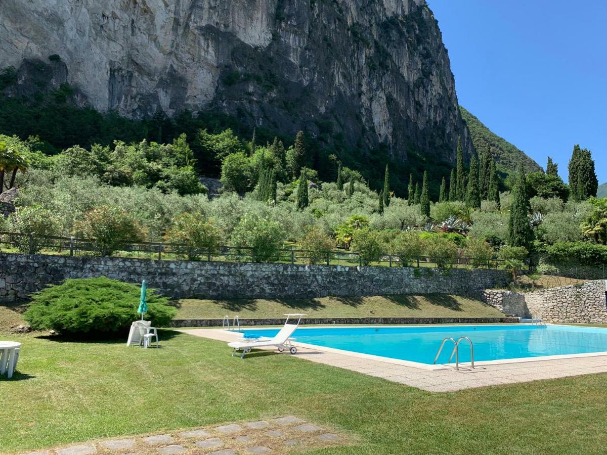 Sky&Pool Dom Apartment Riva del Garda Bagian luar foto