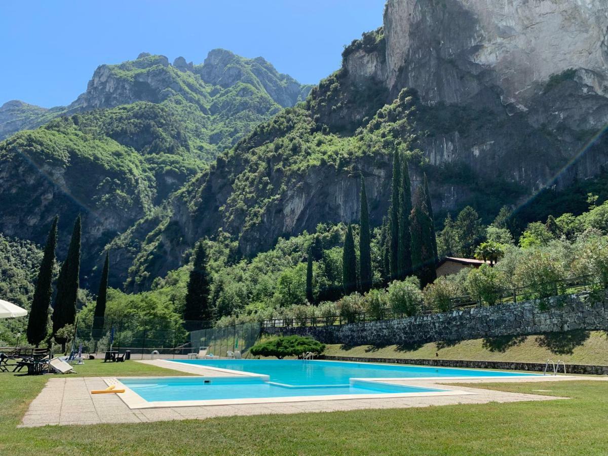 Sky&Pool Dom Apartment Riva del Garda Bagian luar foto
